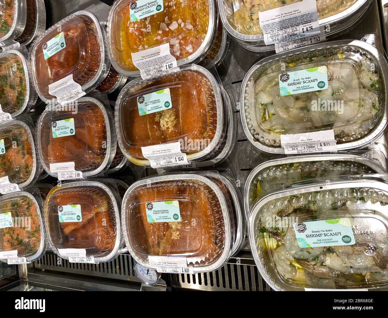 Orlando, FL/USA-5/3/20: Un étalage de plats de fruits de mer prêts à cuire dans un magasin d'alimentation Whole Foods Market qui attend que les clients achètent. Banque D'Images