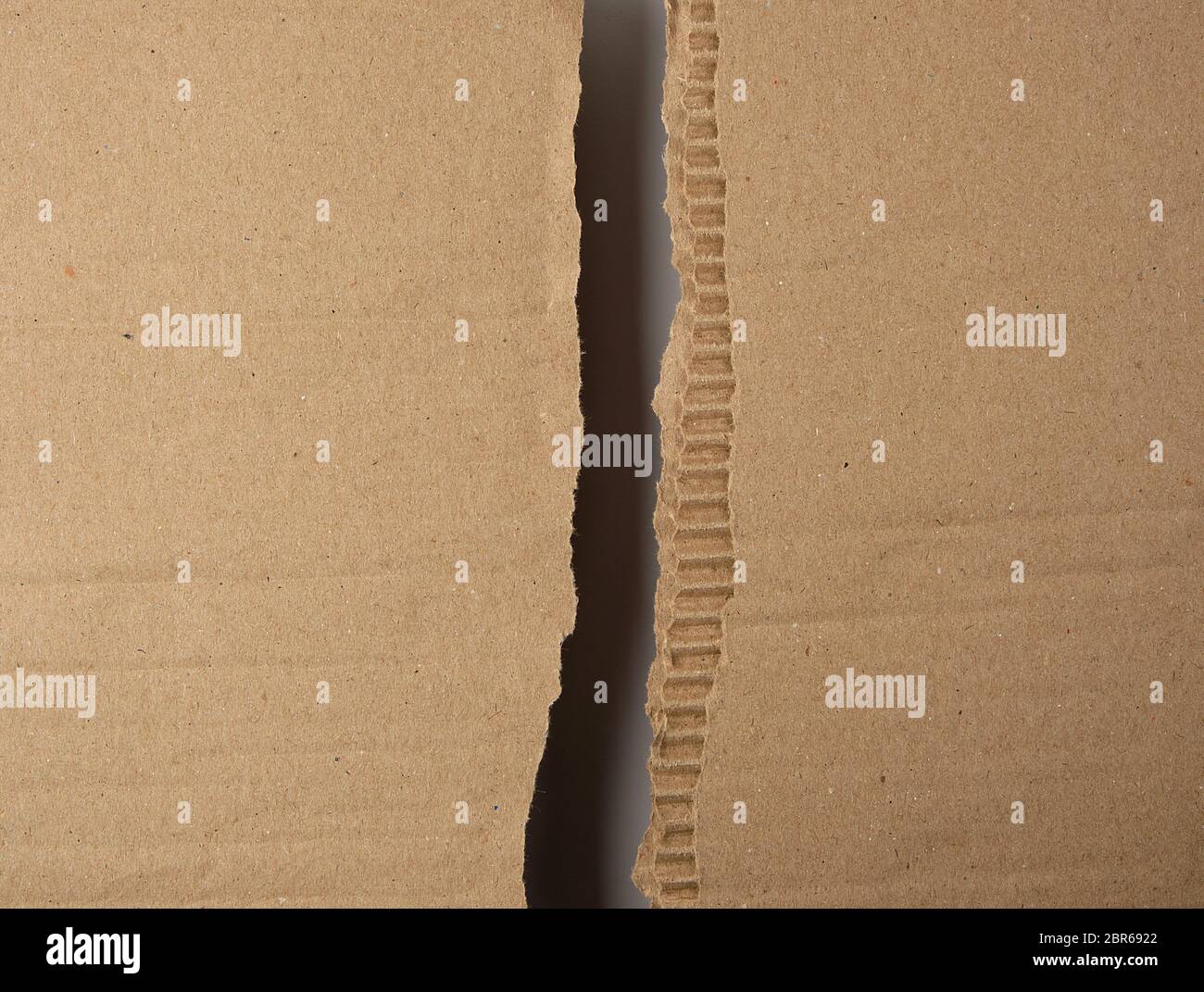 Coupé en deux brown feuille de papier dans le cadre de la boîte, une fente dans le milieu, full frame Banque D'Images