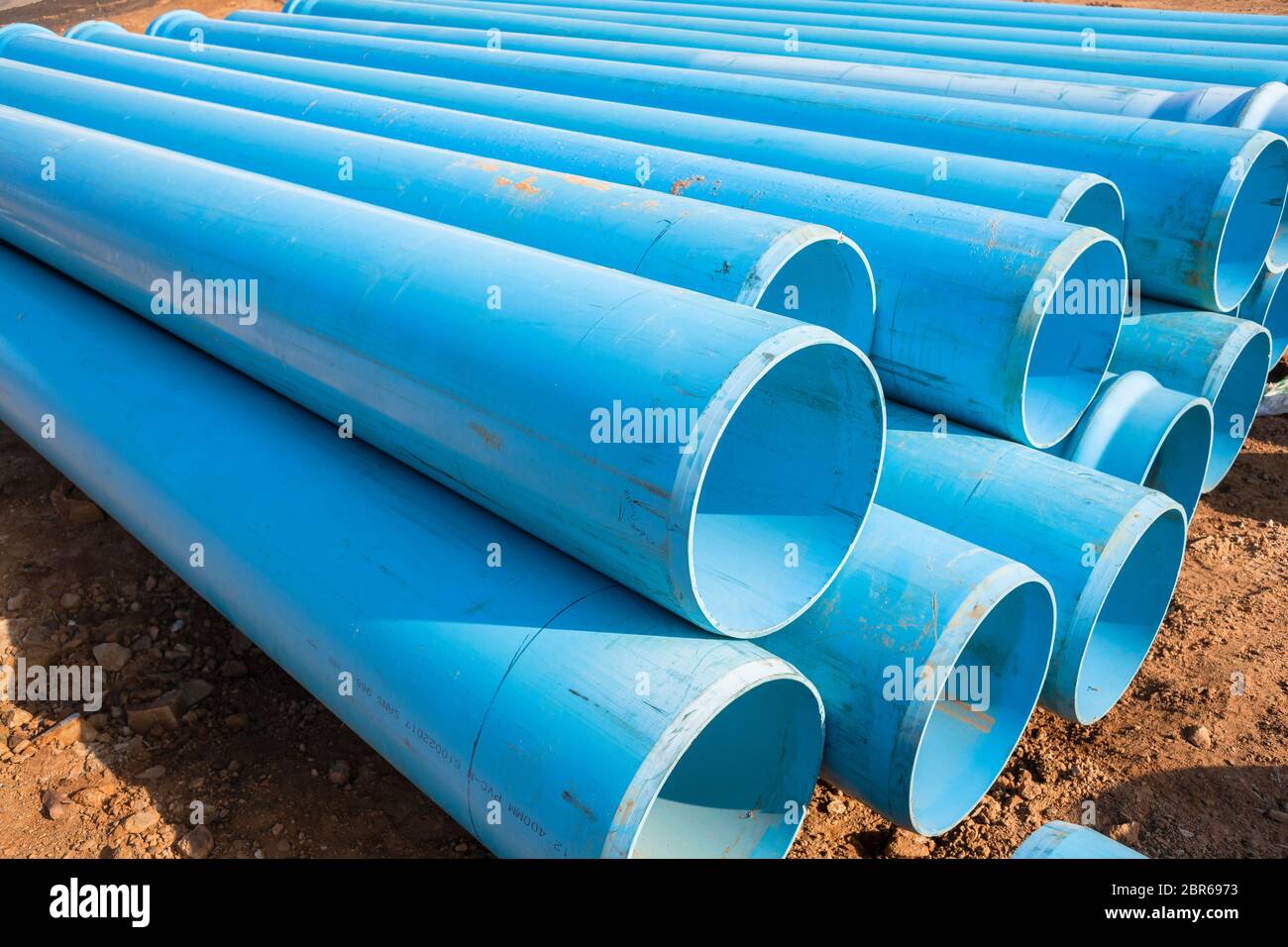 Construction en pvc tuyaux en plastique bleu en nylon pour la plomberie  terrassements infrastructure Photo Stock - Alamy