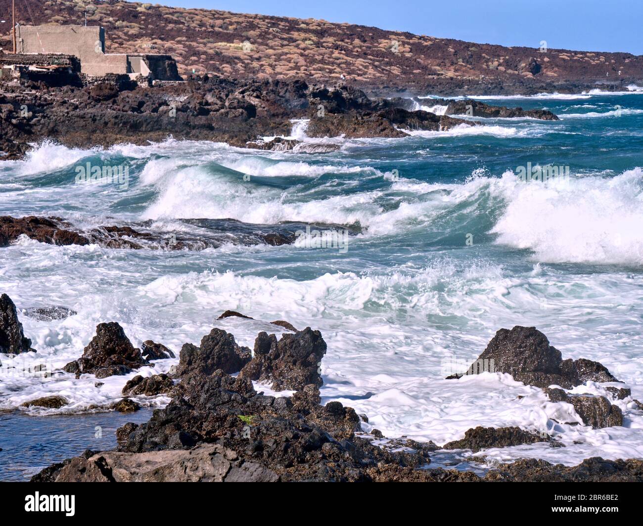 Atlantique sauvage avec vagues et pulvérisation lors d'un jour de printemps funéraire avec vent féroce à Puertito de Guimar sur Tenerife, île des Canaries. Banque D'Images