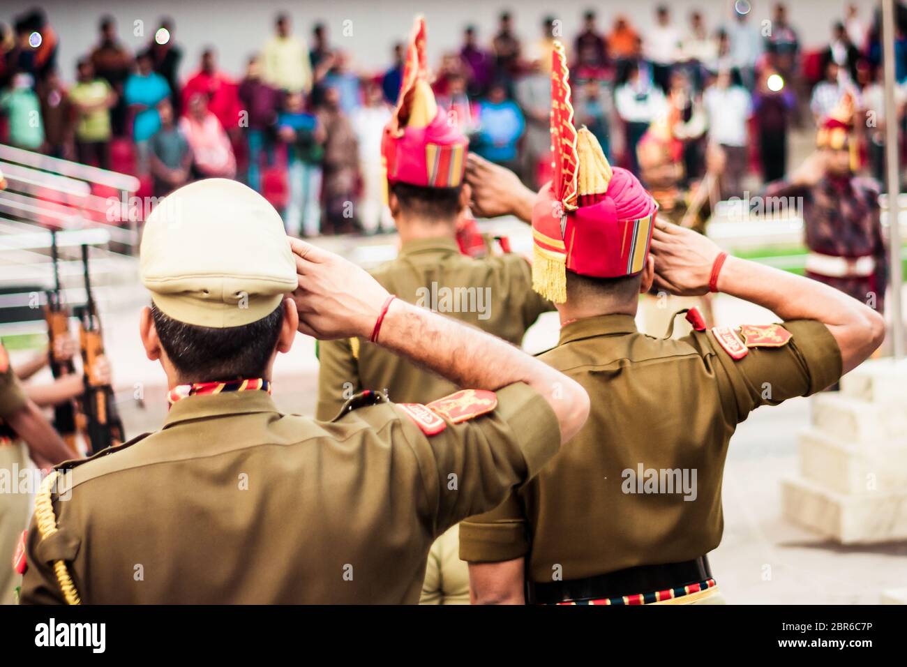 Portrait d'un policier indien méconnaissable se saluant l'un l'autre. Banque D'Images