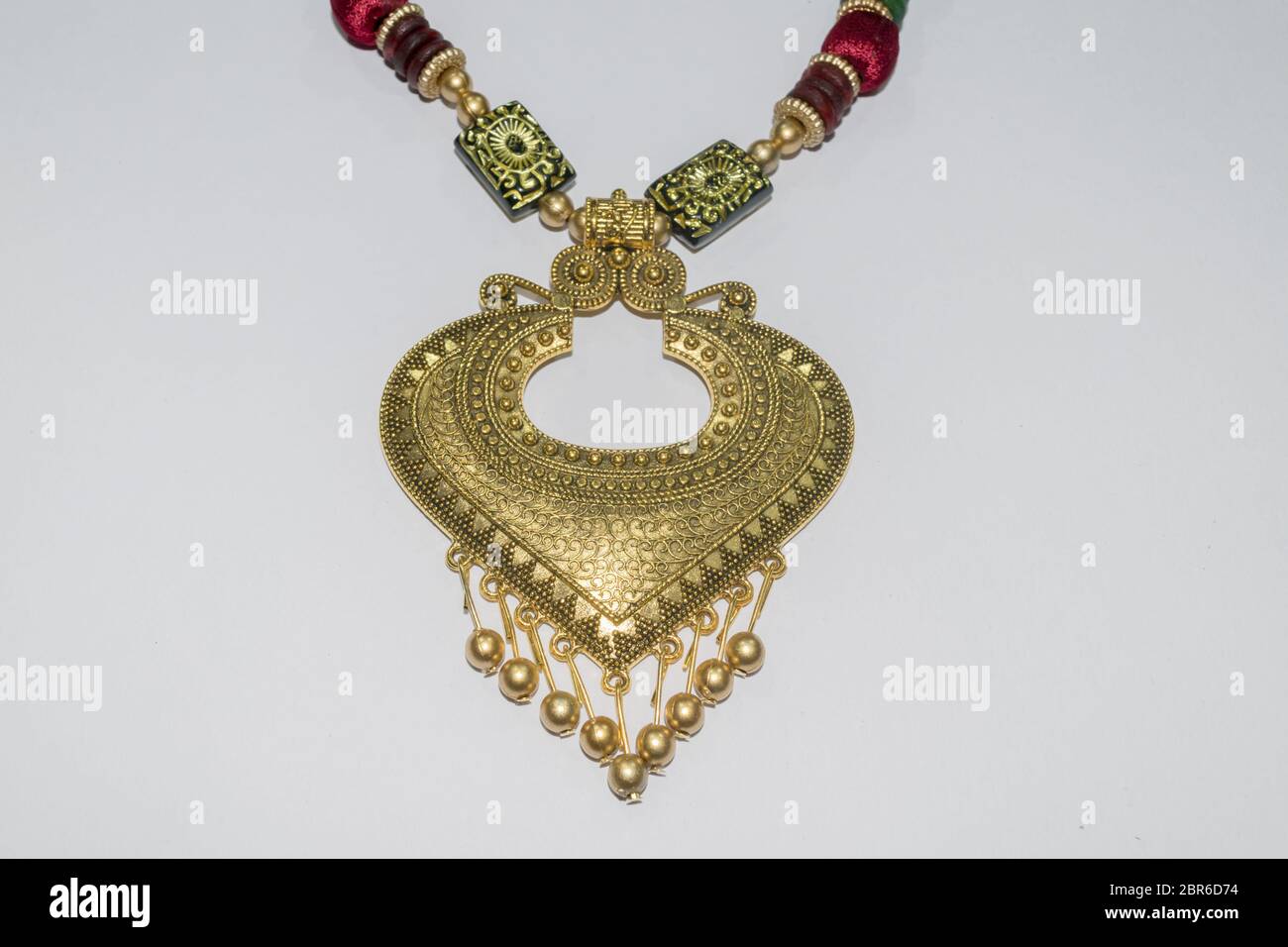 Des fils de soie artificielle indien designer chef Chaîne ou firme Maang Tikka ou bracelet classique collection. Bijoux de mode multicolores ou facile de Plaisance Banque D'Images