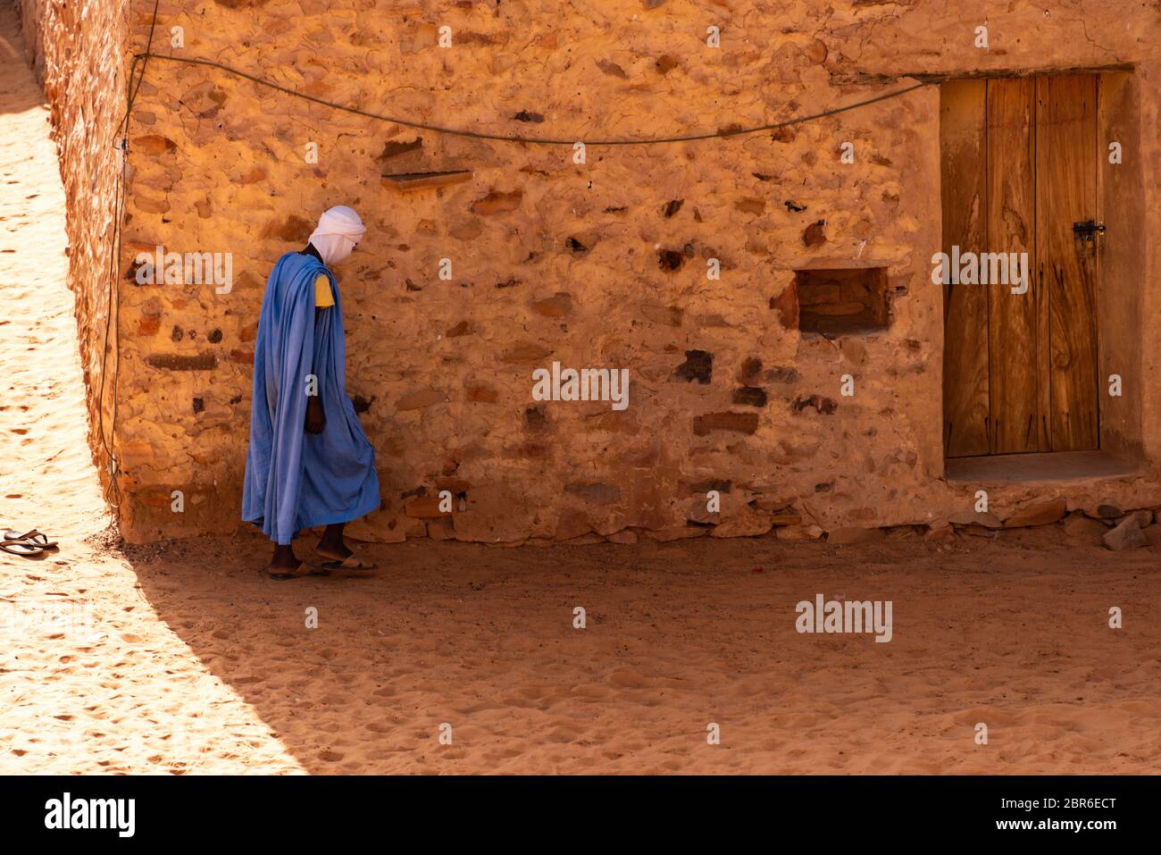 Afrique, ville ancienne, robe traditionnelle bleue, Chinguetti, images en couleur, photo horizontale, Mauritanie, mauritanie, patrimoine mauritanien, mauritanie Banque D'Images