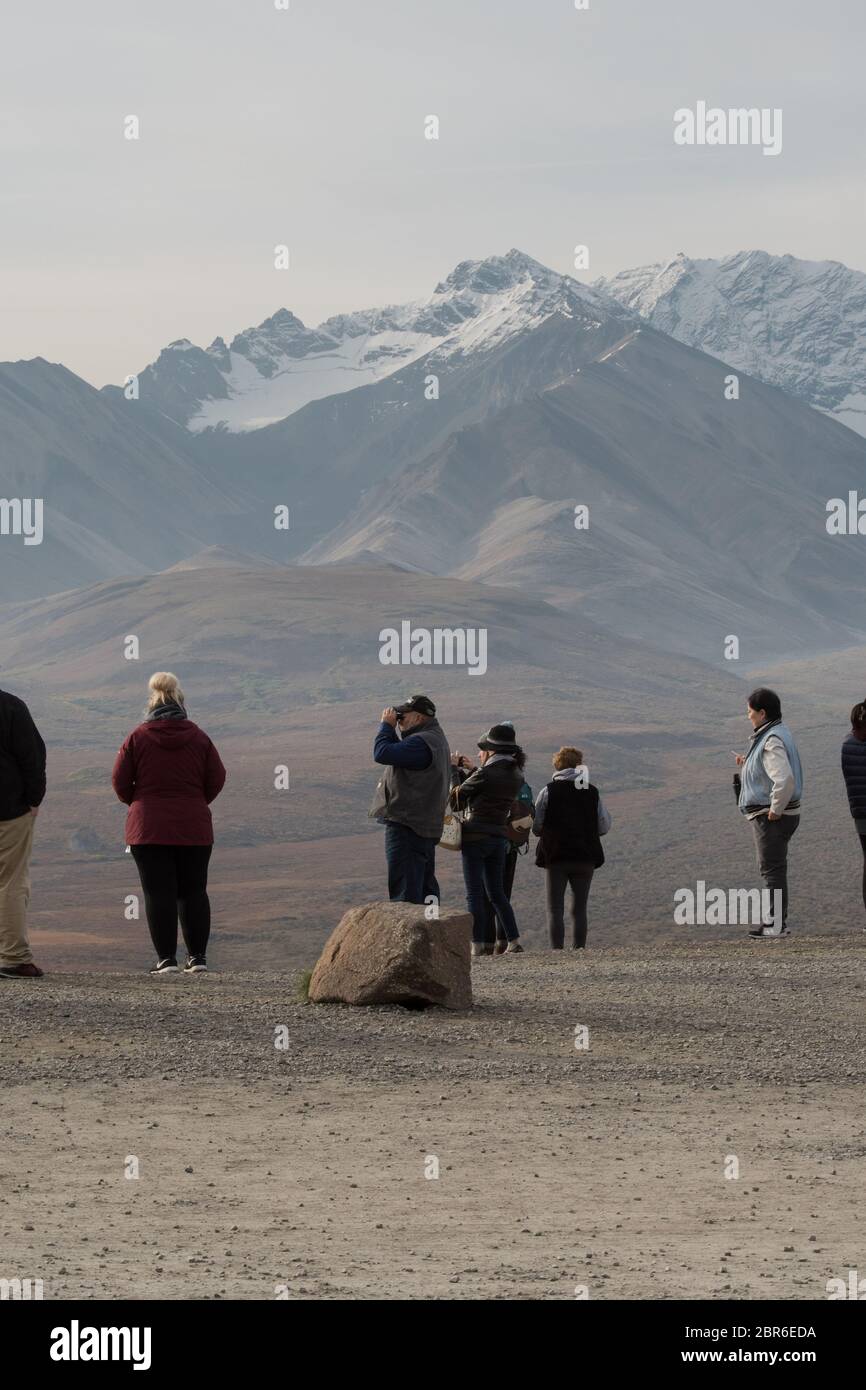 Un groupe de touristes au Polychrome Pass donne sur le parc national de Denali, Alaska, États-Unis Banque D'Images