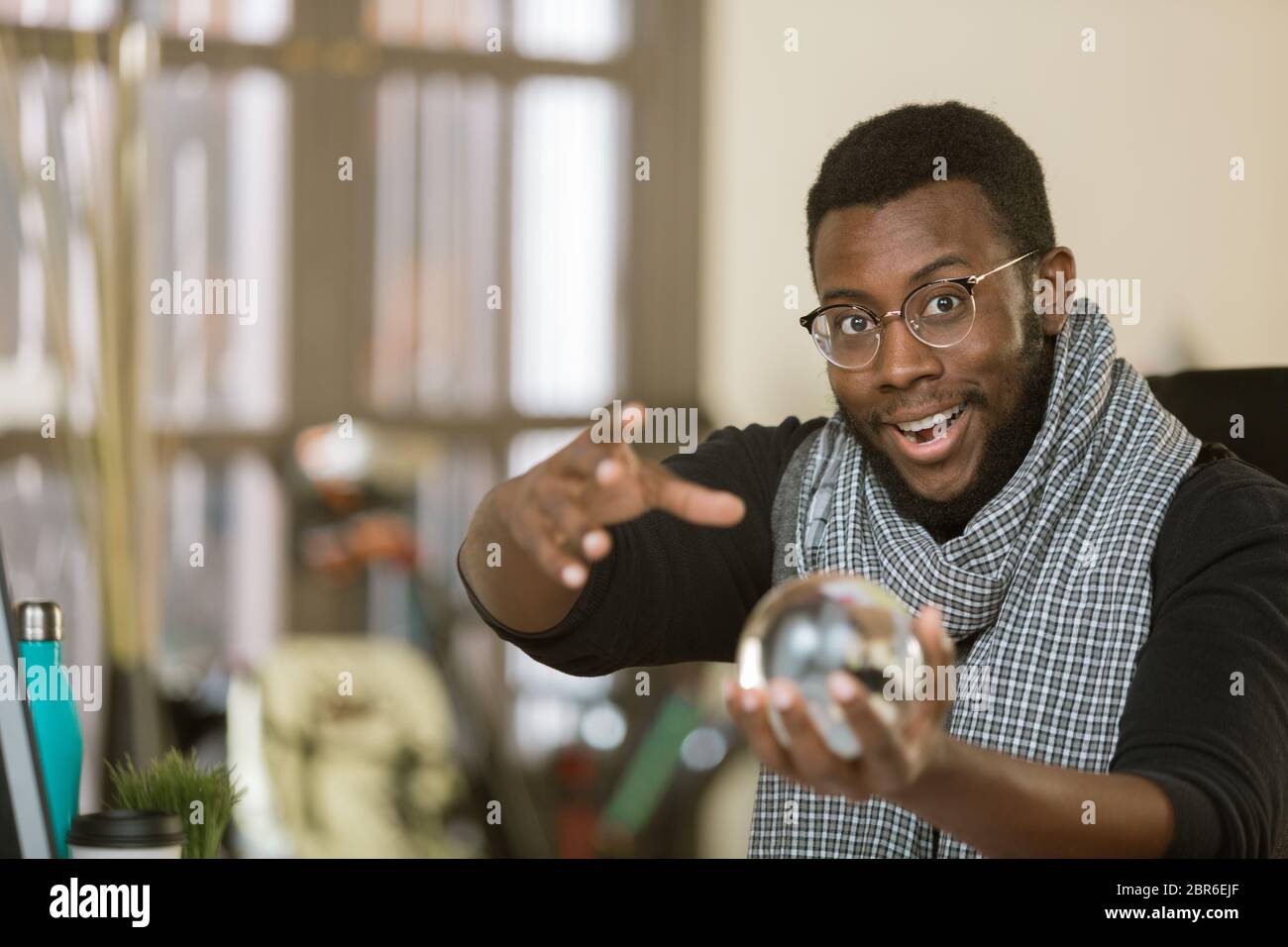 Homme professionnel et créatif plein de confiance avec une boule de cristal Banque D'Images