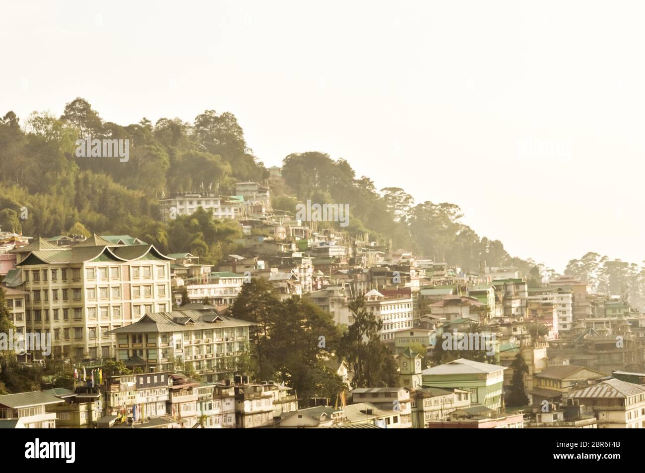 Belle vue panoramique de la ville de Gangtok, la plus grande ville de l'État indien de Sikkim, situé dans l'est de l'Himalaya dans le nord de l'Inde. Banque D'Images