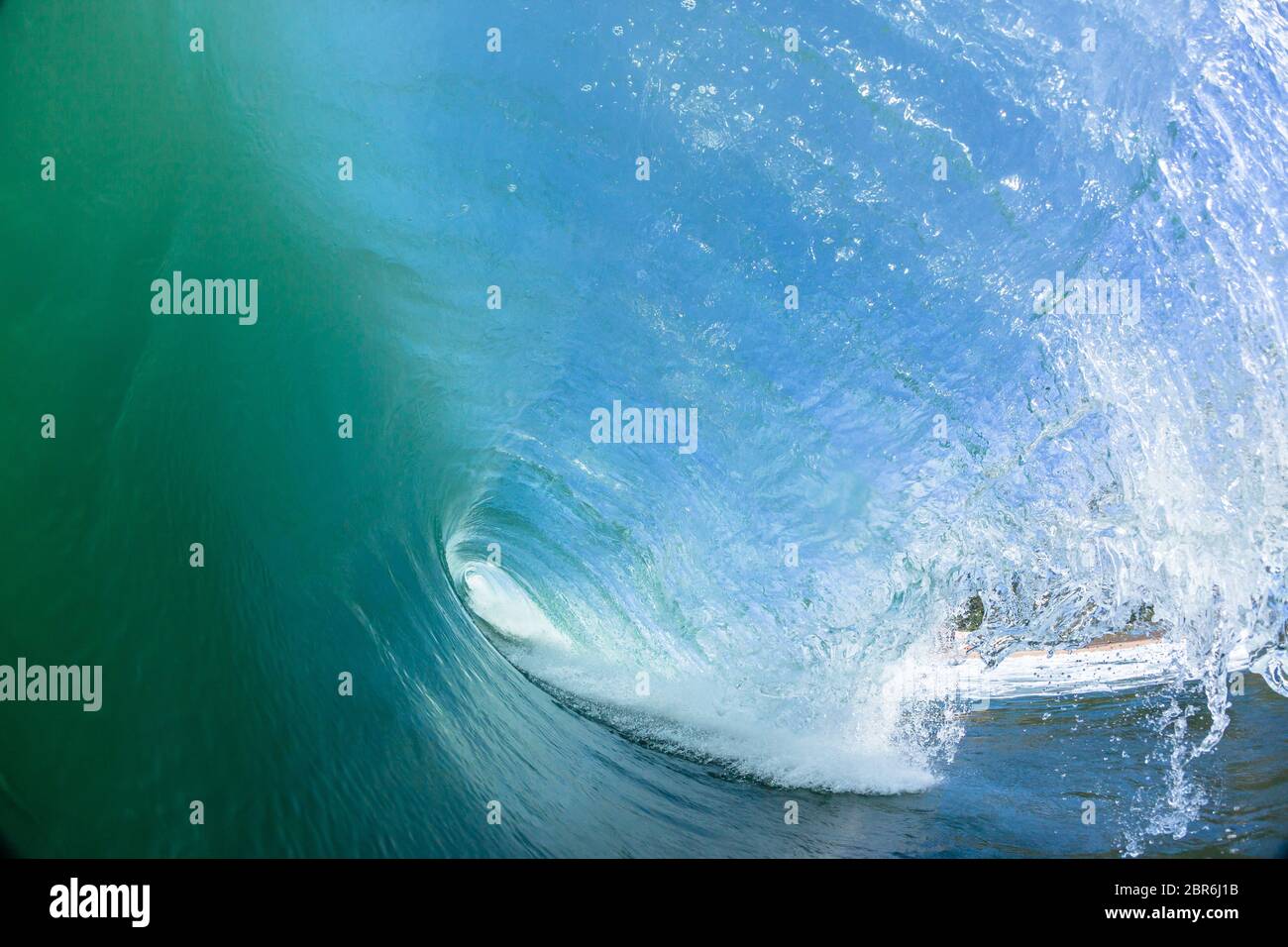 Baignade en mer à l'intérieur de l'eau photo vague s'écraser creux. Banque D'Images