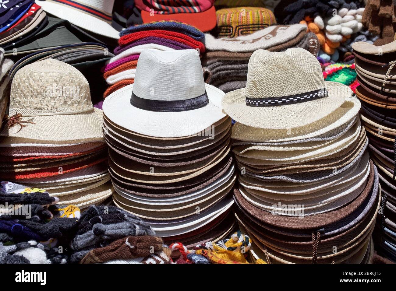 Vente de chapeaux magasin de textile à Purmamarca, province de Jujuy,  Argentine. Purmamarca est situé à la Quebrada de Purmamarca considérée  comme faisant partie de la Quebra Photo Stock - Alamy