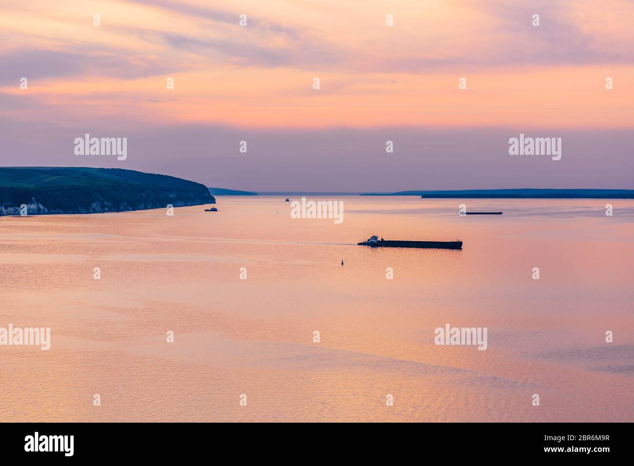 Coucher du soleil sur la rivière navigable avec sky Banque D'Images