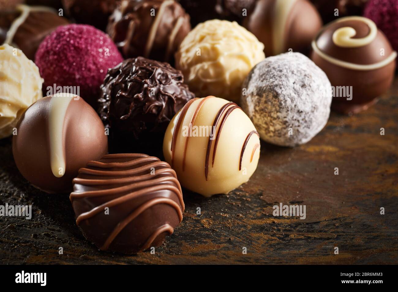 Luxe chocolat bonbon décoratif dans une exposition de pralines assorties  avec focus sélectif en plan rapproché sur bois rustique Photo Stock - Alamy