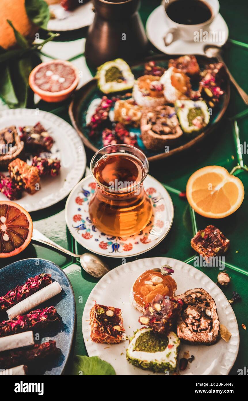 Ensemble à Café Turc En Métal Argenté - Tasses Et Assiette à Sucre - Fabrication Turquie