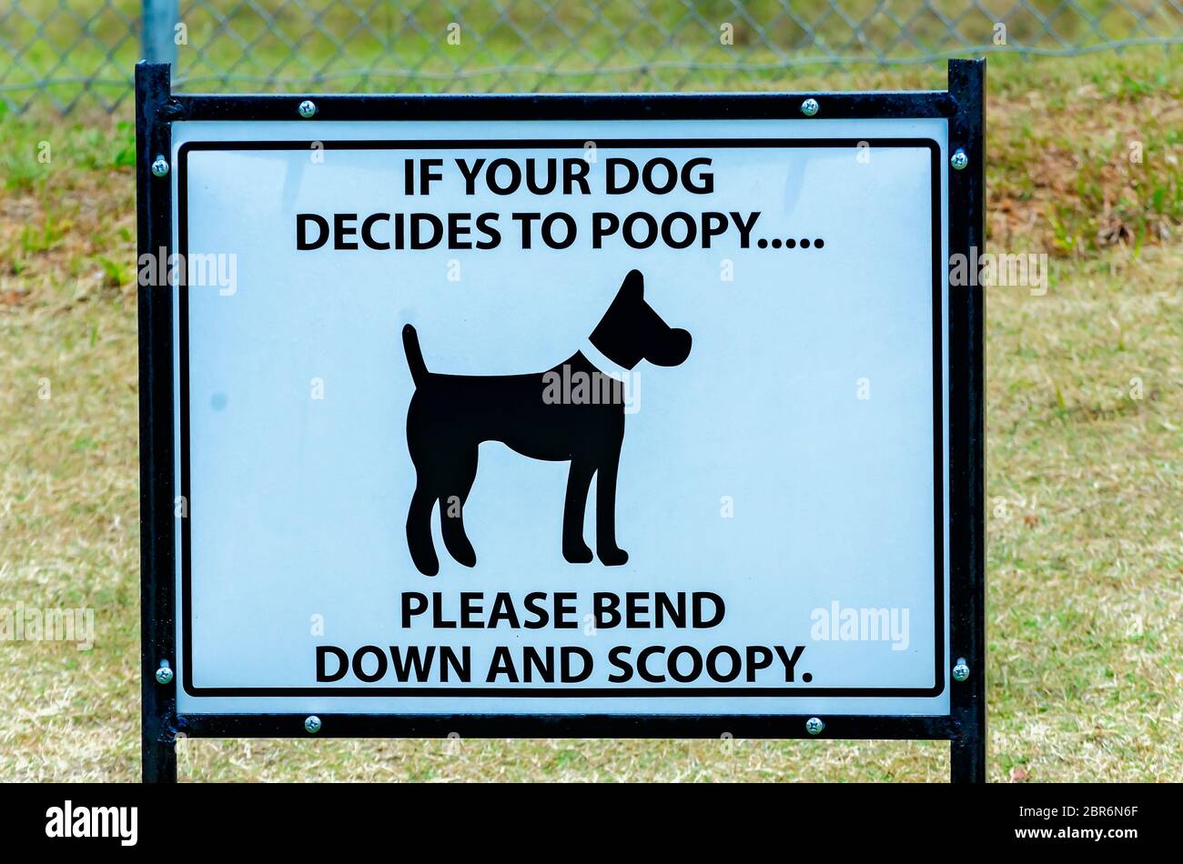 Un panneau rappelle aux propriétaires d’animaux de compagnie de ramasser les déchets de leurs chiens au centre de voyage de Buc-ee sur la Baldwin Beach Expressway à Robertsdale, Alabama. Banque D'Images