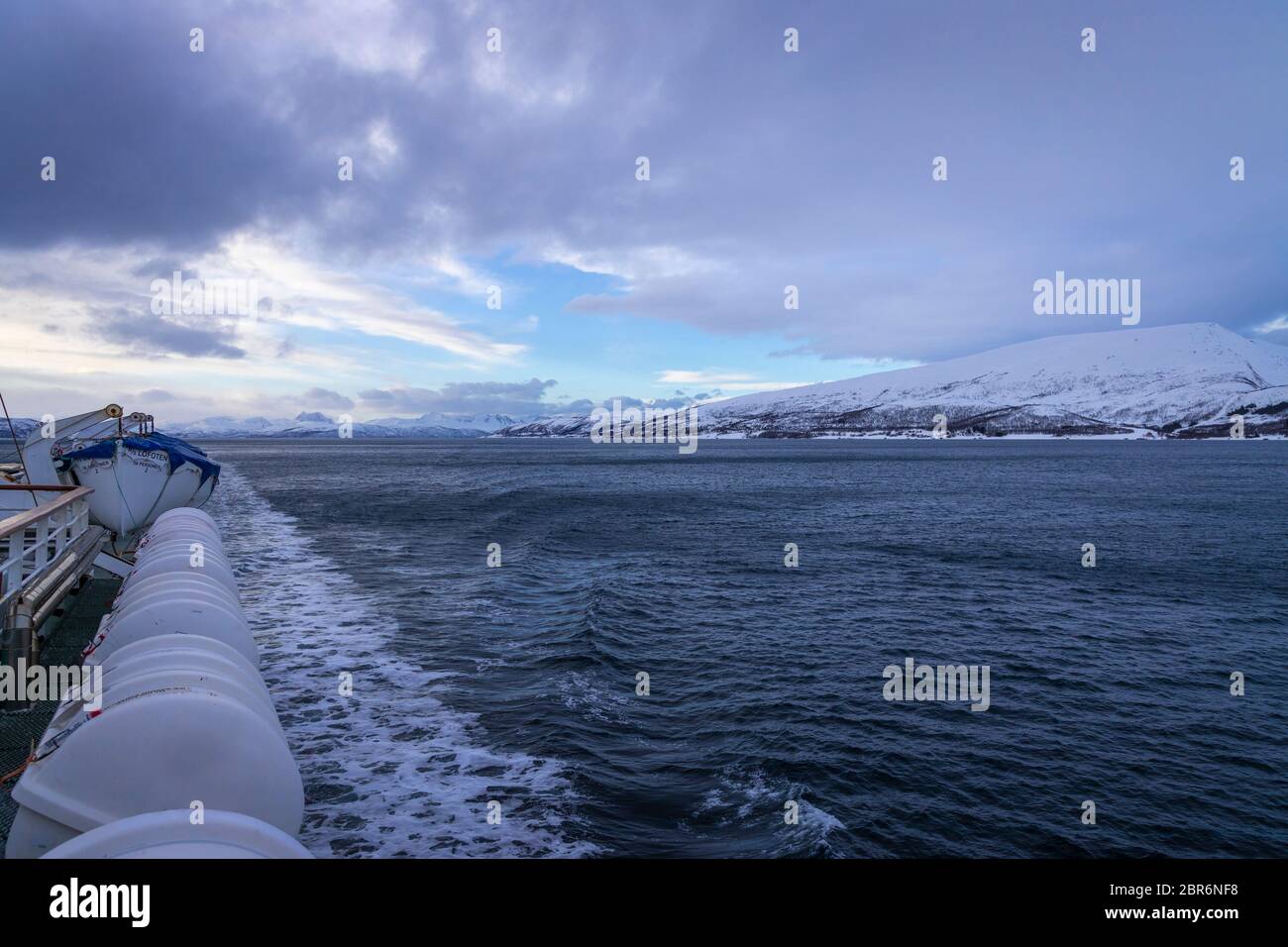Naviguez le long de Gibostad jusqu'à Tromsø en Norvège du Nord Banque D'Images