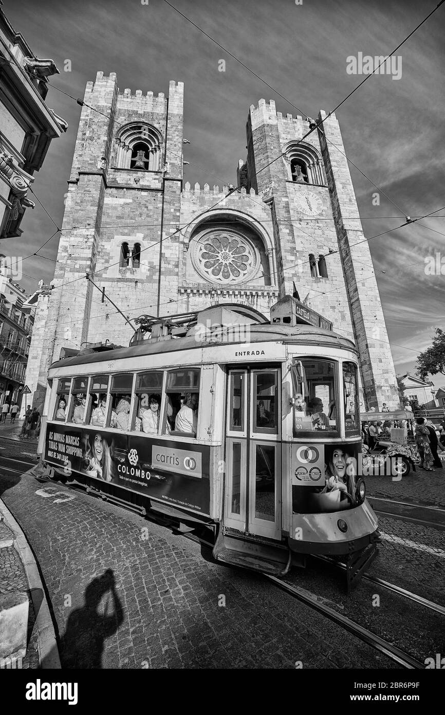 Un tramway passe devant la cathédrale de Lisbonne dans la vieille ville de Lisbonne, au Portugal. Banque D'Images