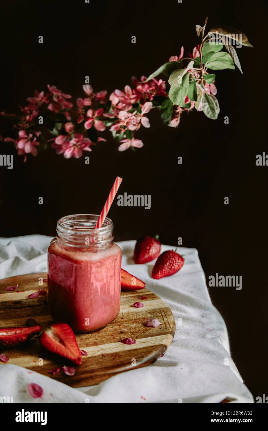 Une bonne santé de la fraise smoothie à Mason un pot Mug Banque D'Images