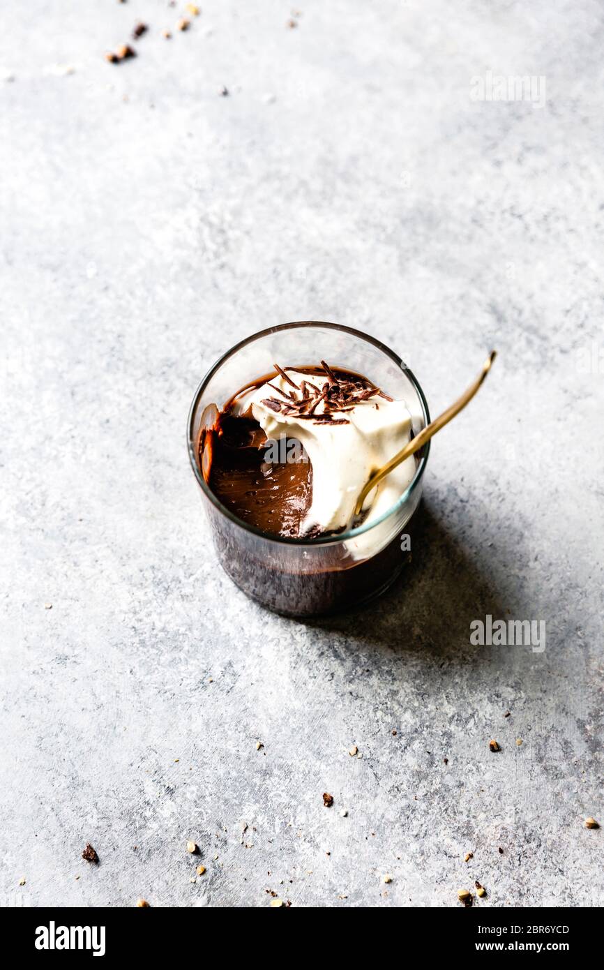 Pouding au chocolat dans un verre. Banque D'Images