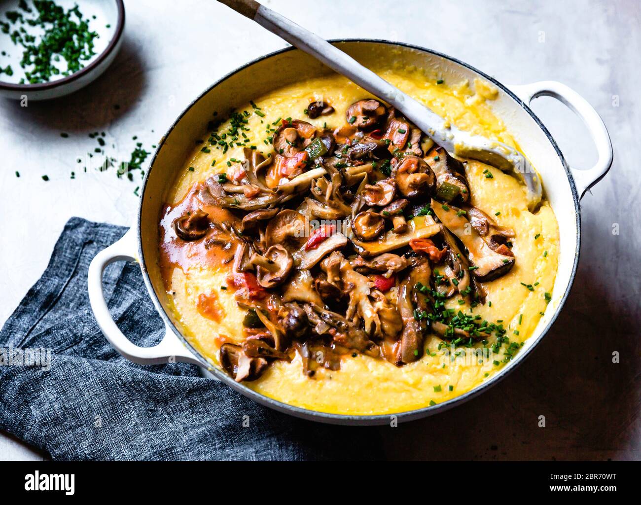 Champignons crémeux et gruau. Banque D'Images