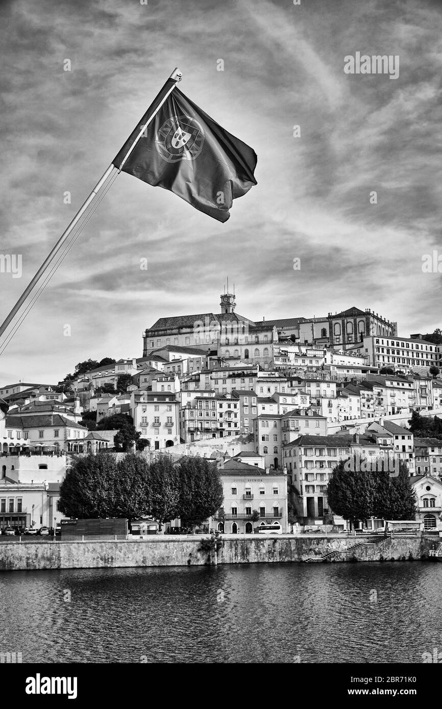 La ville de Coimbra, au Portugal, se trouve le long de la rivière Mondego Banque D'Images