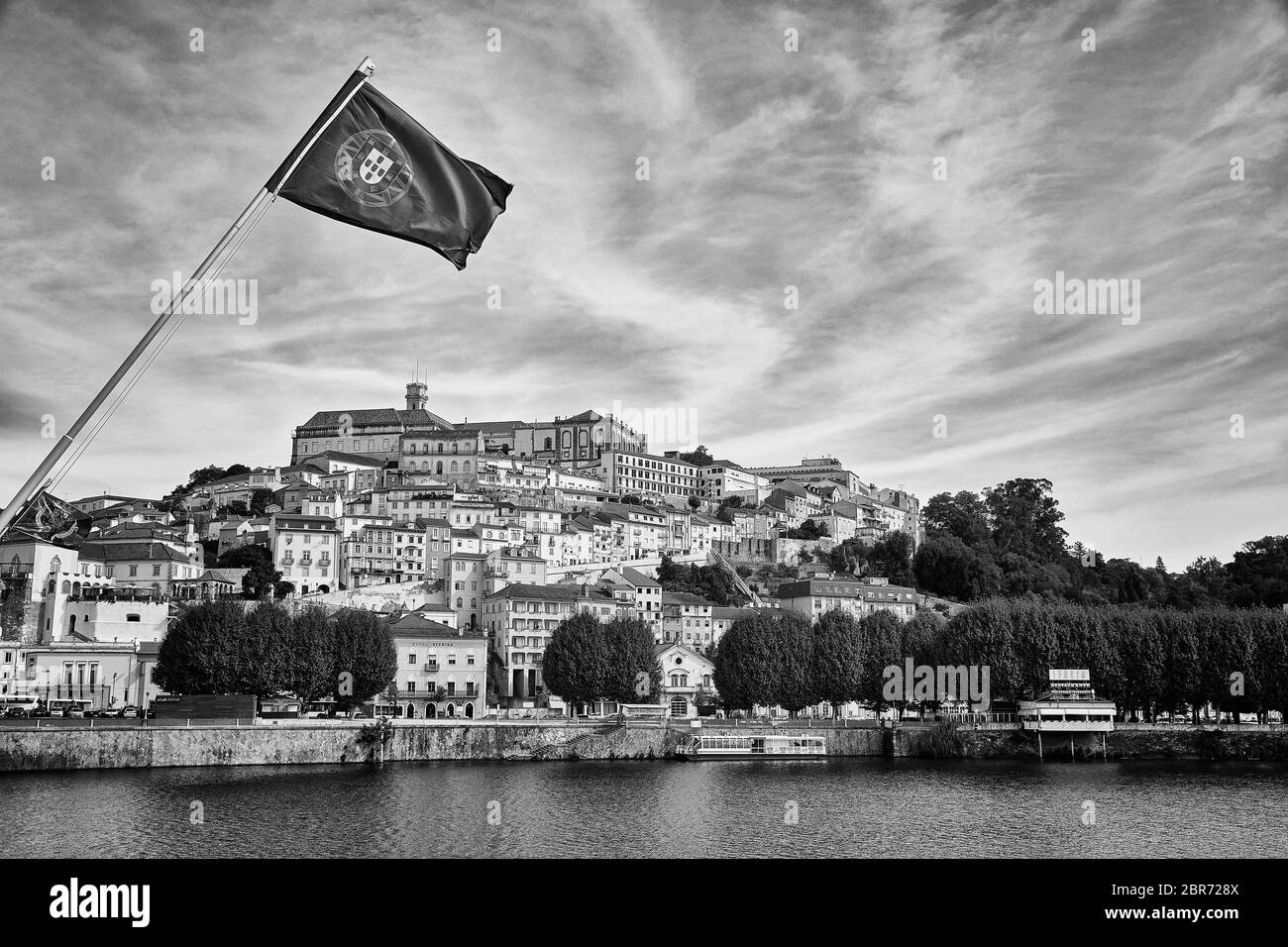 La ville de Coimbra, au Portugal, se trouve le long de la rivière Mondego Banque D'Images