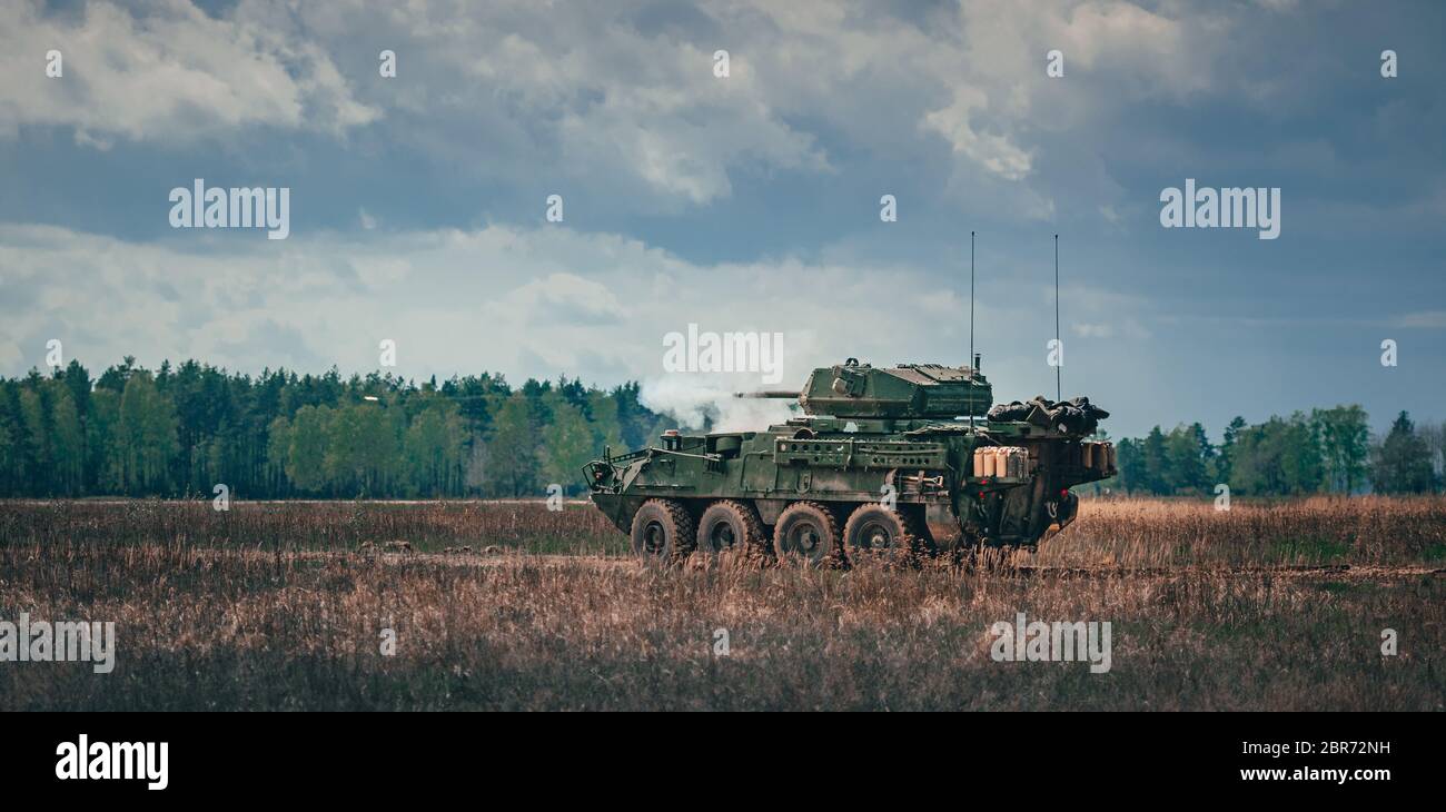 Des soldats américains, affectés à la troupe de la foudre, 3e Escadron, 2e Régiment de cavalerie, ont mis à feu un système d'armes à véhicule-dragons de Stryker Infantry Carrier lors d'un entraînement de tir direct à l'appui du groupement tactique de l'OTAN en Pologne, à Bemowo Piskie, en Pologne, le 13 mai 2020. La présence avancée renforcée de l’OTAN consiste en quatre groupes de combat de la taille d’un bataillon déployés sur une base rotative persistante en Estonie, en Lettonie, en Lituanie et en Pologne pour démontrer la détermination et la capacité de l’alliance à agir en tant qu’un seul en réponse à toute agression contre ses membres. (ÉTATS-UNIS Photo de l'armée par S. Banque D'Images