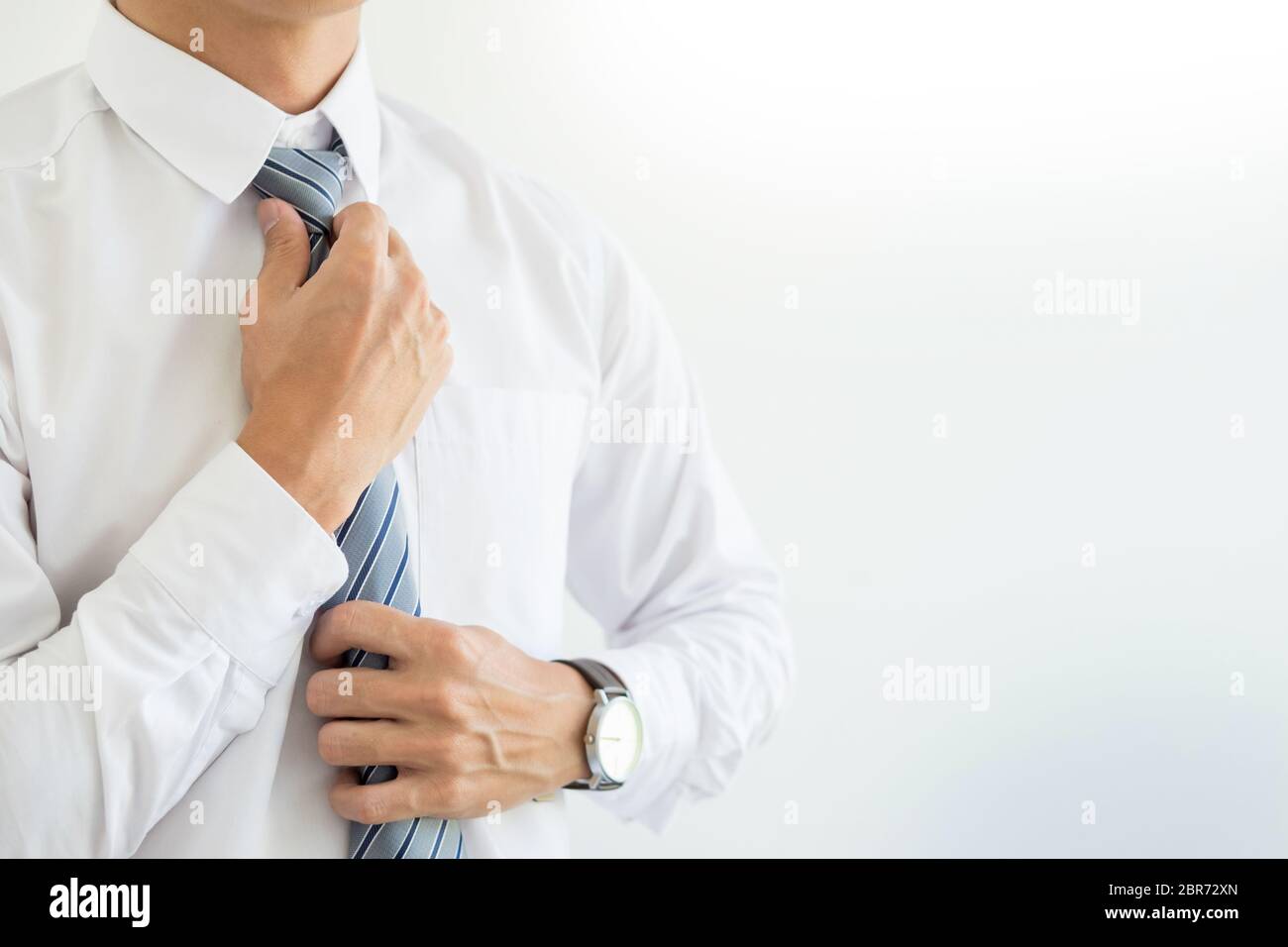 Vêtements de mode et concept - close up of man shirt dressing up et réglage de serrage sur le cou Banque D'Images