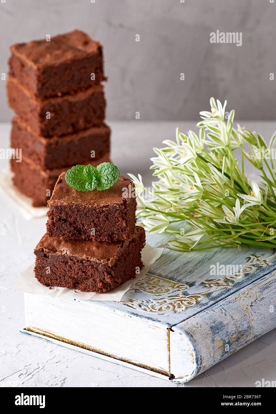 Pile de tranches de carrés brownie cuit tarte sur une surface blanche, Close up Banque D'Images