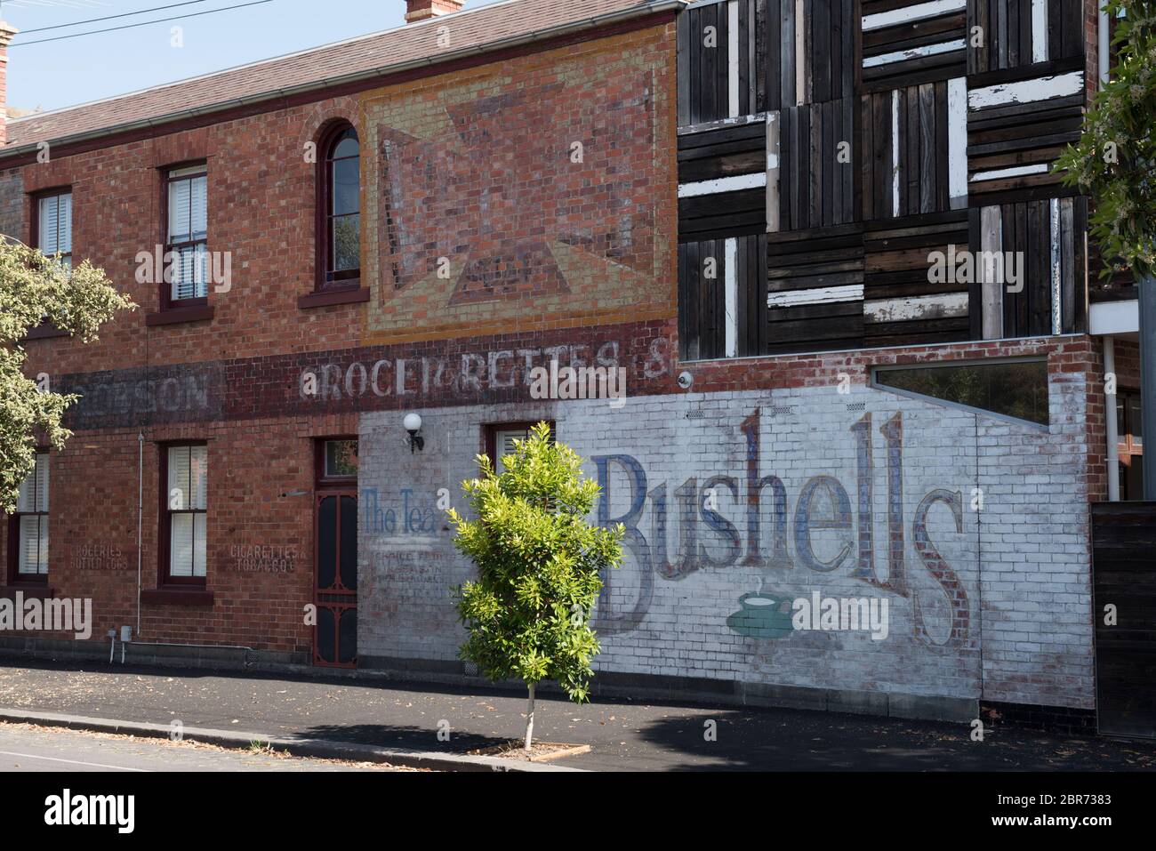 Publicités peintes sur le côté d'un ancien magasin d'angle à Melbourne, Victoria, Australie Banque D'Images