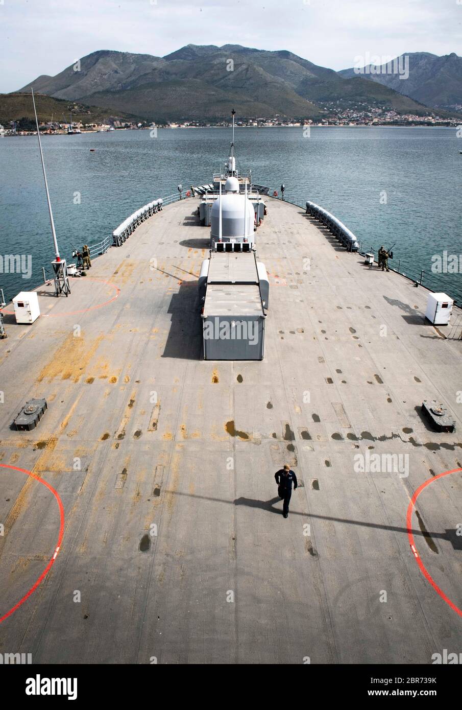 200518-N-RG482-0107 GAETA, Italie (18 mai 2020) le navire de commandement et de contrôle de classe Blue Ridge USS Mount Whitney (LCC 20) est en service depuis Gaeta, Italie, le 18 mai 2020. Mount Whitney est le navire-amiral de la 6e flotte américaine, qui a son domicile à Gaeta, en Italie, et qui opère avec une équipe combinée de marins américains et de marins militaires de la fonction publique du Commandement du Sealift. (ÉTATS-UNIS Photo marine par le spécialiste des communications de masse de 1ère classe Kyle Steckler) Banque D'Images