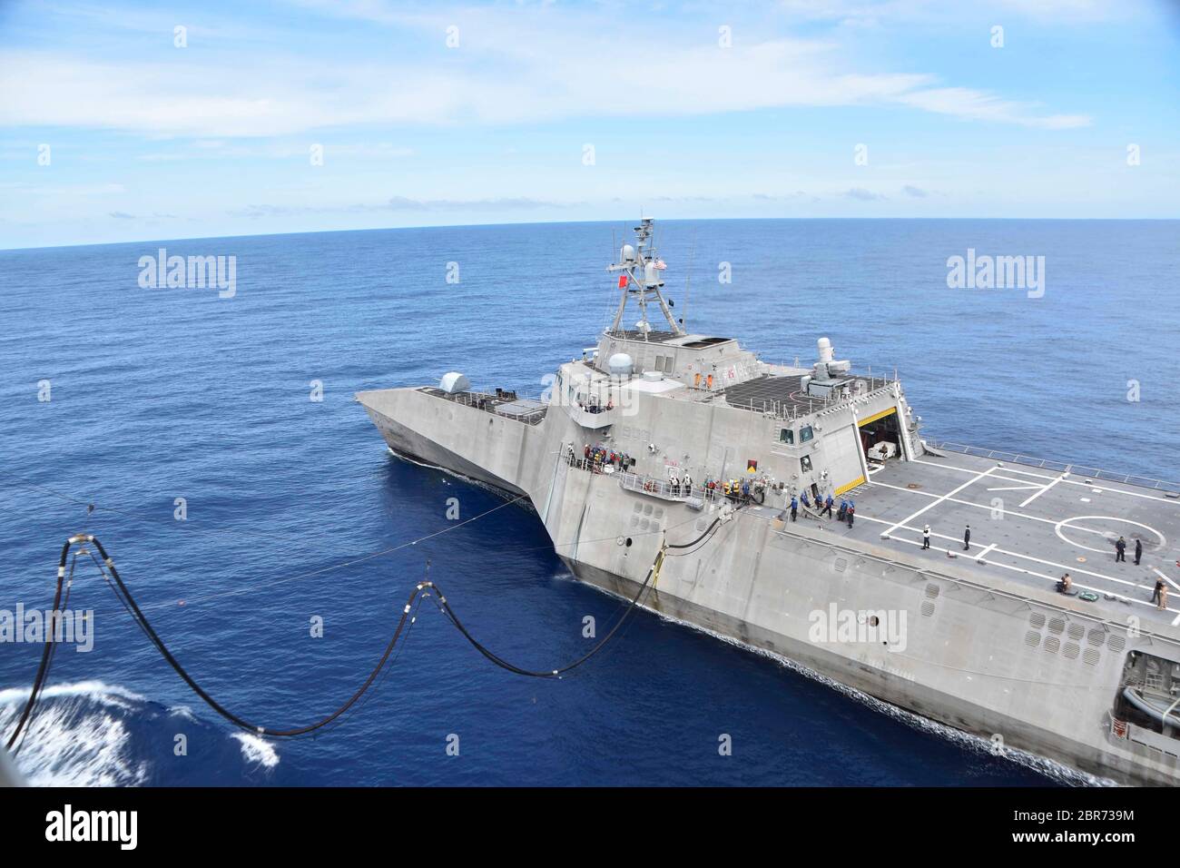 MER DES PHILIPPINES (12 mai 2020) - les marins affectés au navire de combat littoral de type Independence-variant USS Montgomery (LCS 8) effectuent un réapprovisionnement en mer avec le navire de fret et de munitions de classe Lewis et Clark USNS Cesar Chavez (T-AKE 14). (ÉTATS-UNIS Photo de la marine par Matthew Coveney) Banque D'Images