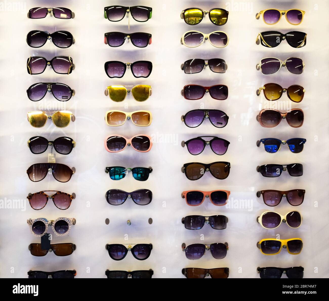 Lunettes de soleil sur la vitrine, beaucoup de choix de lunettes pour la  vente Photo Stock - Alamy