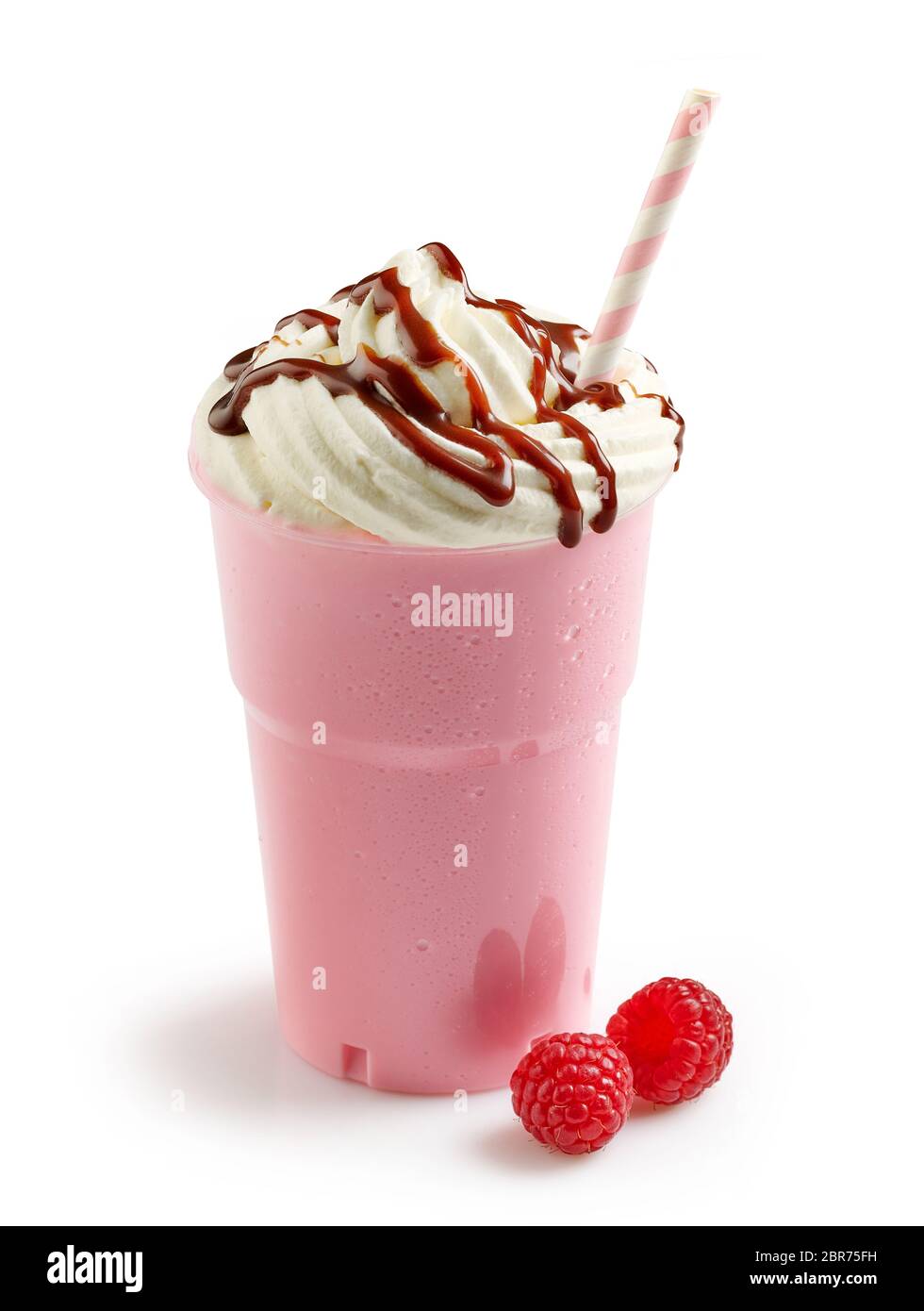 milk-shake rose framboise avec crème fouettée dans un gobelet en plastique  à emporter isolé sur fond blanc Photo Stock - Alamy
