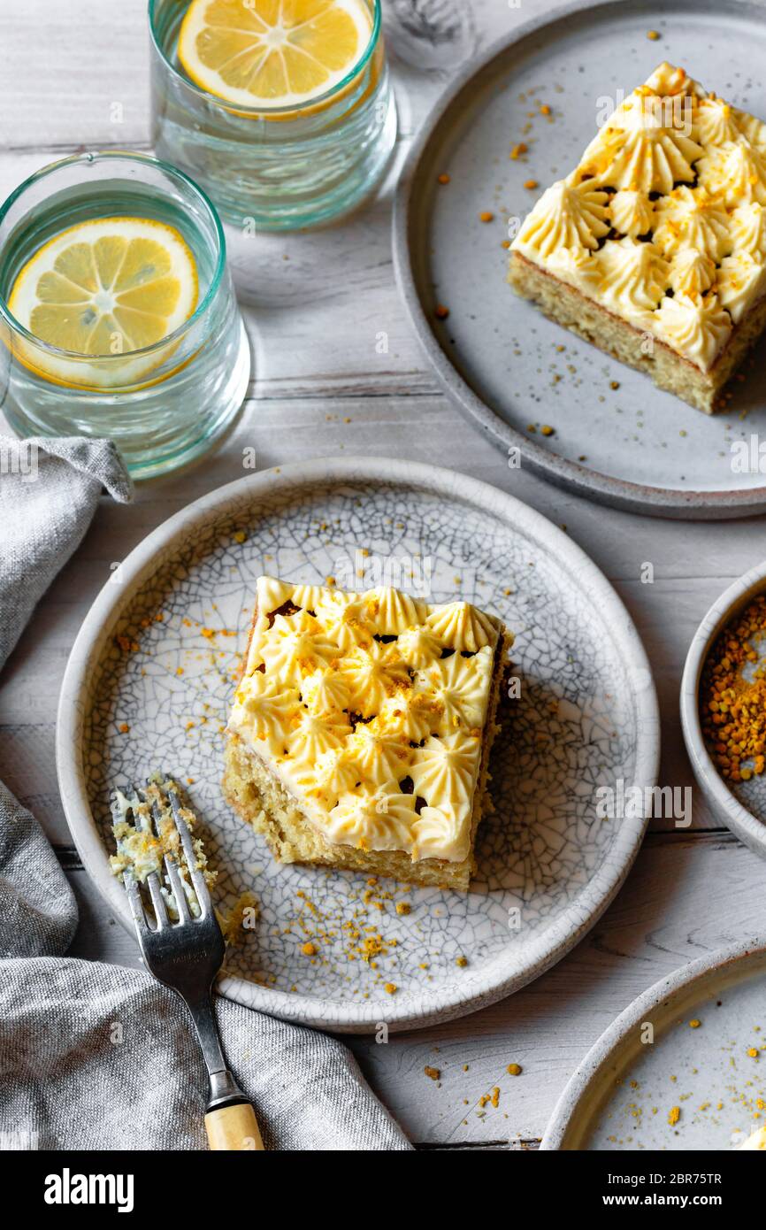 Portions de gâteau de feuille de citron sur des assiettes en céramique. Banque D'Images