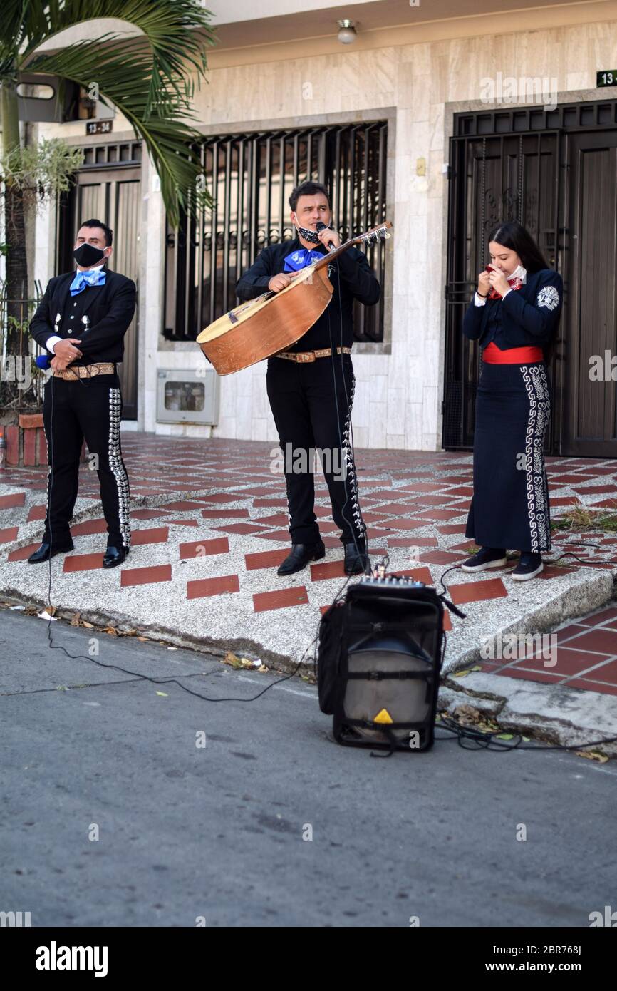 En raison du manque de travail pendant l'épidémie de coronavirus en Colombie, Mariachis donne des sérénades sociales dans les rues Banque D'Images