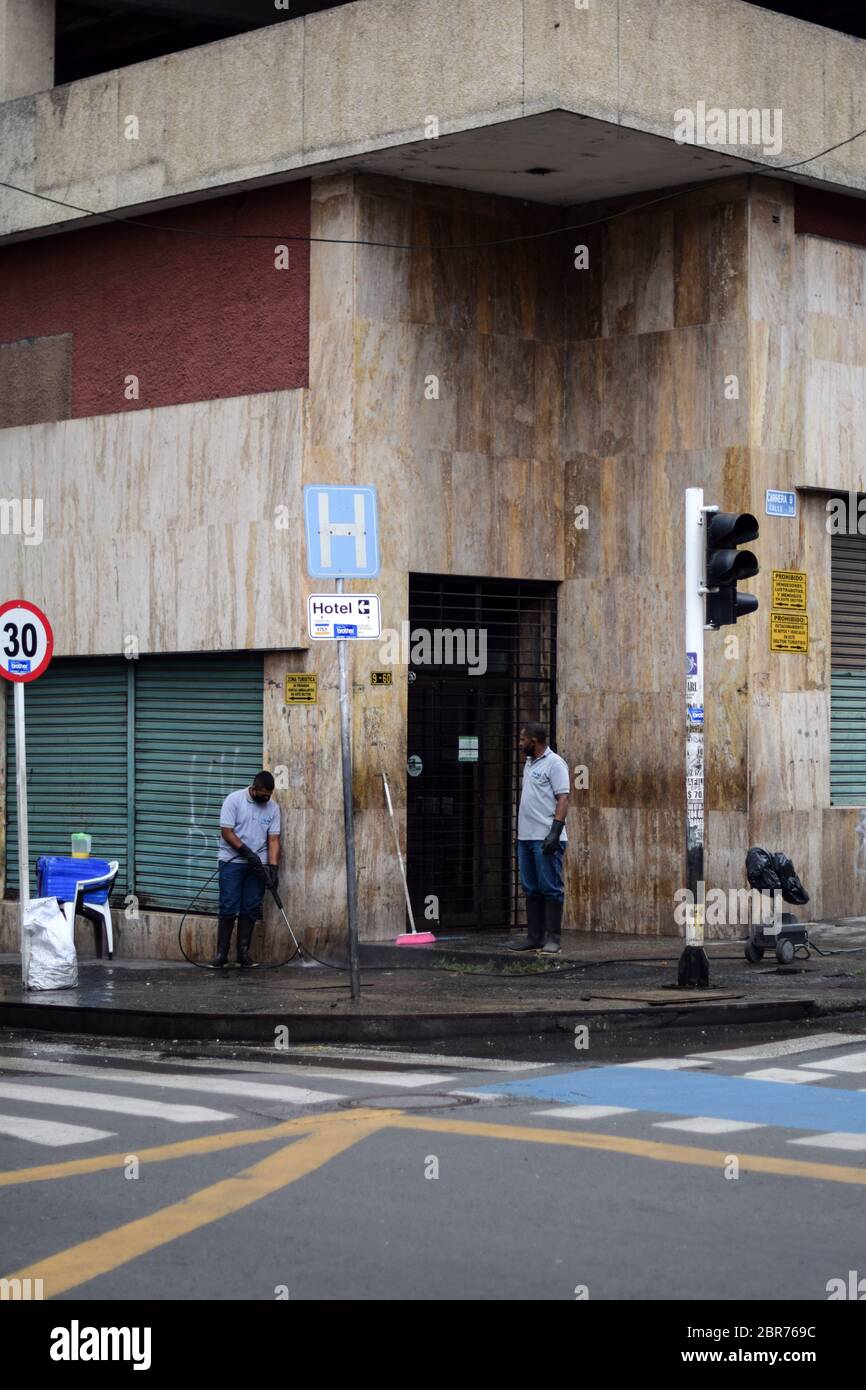 Les travailleurs nettoient les rues de la ville de Cali, en Colombie Banque D'Images