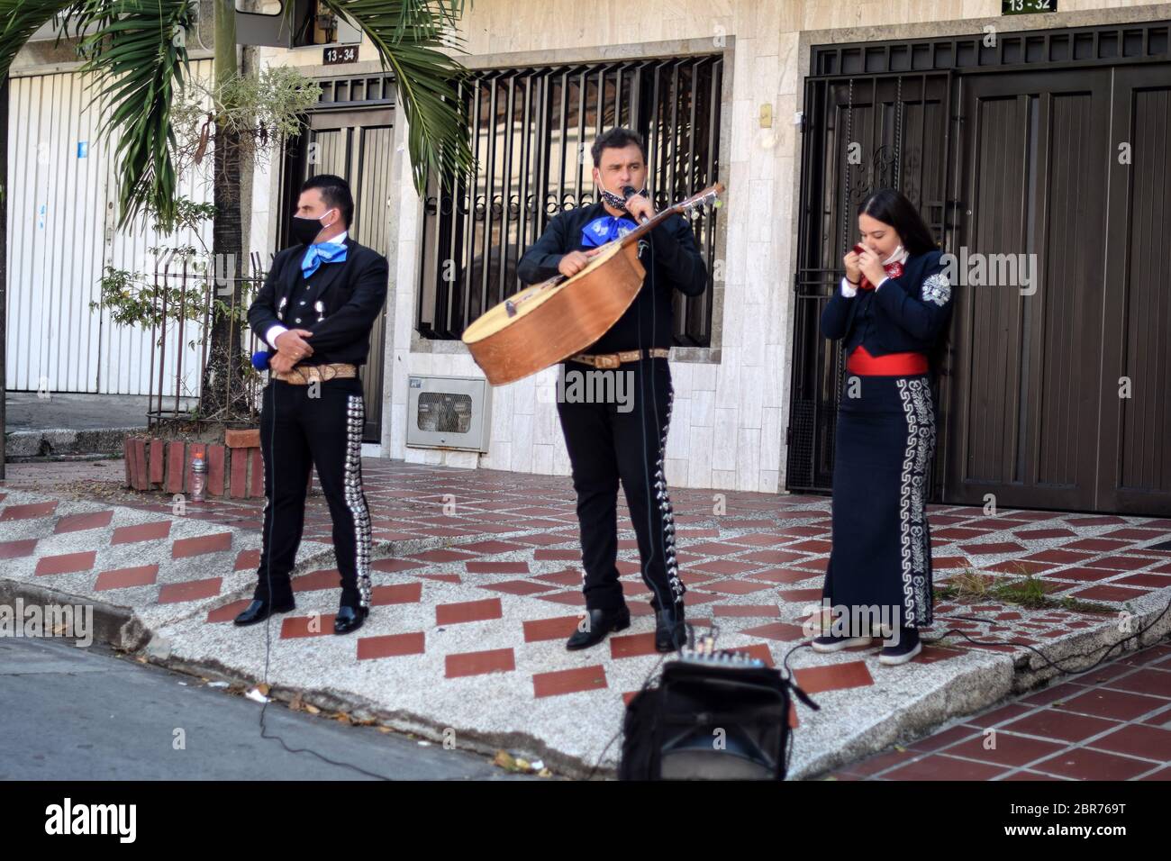 En raison du manque de travail pendant l'épidémie de coronavirus en Colombie, Mariachis donne des sérénades sociales dans les rues Banque D'Images