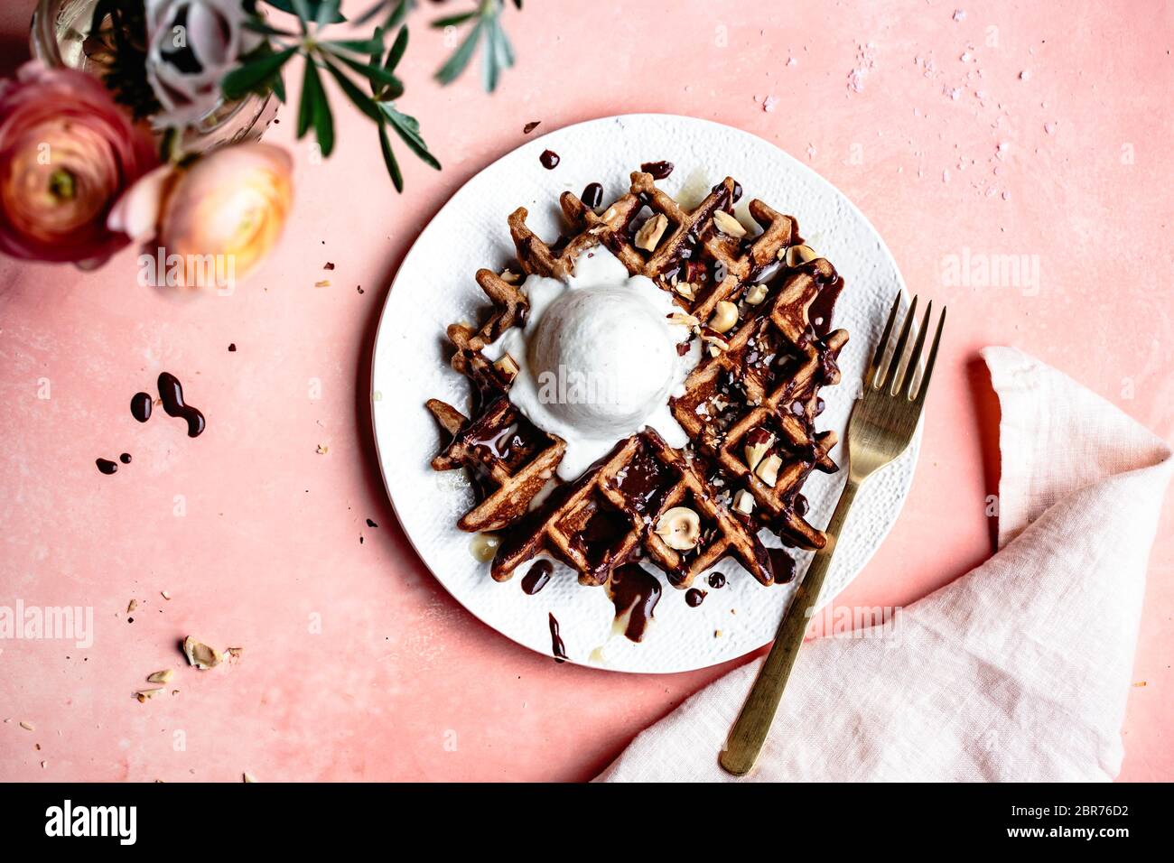 Gaufres sans gluten avec sauce au caramel chaud et à la crème glacée au tahini salé. Banque D'Images