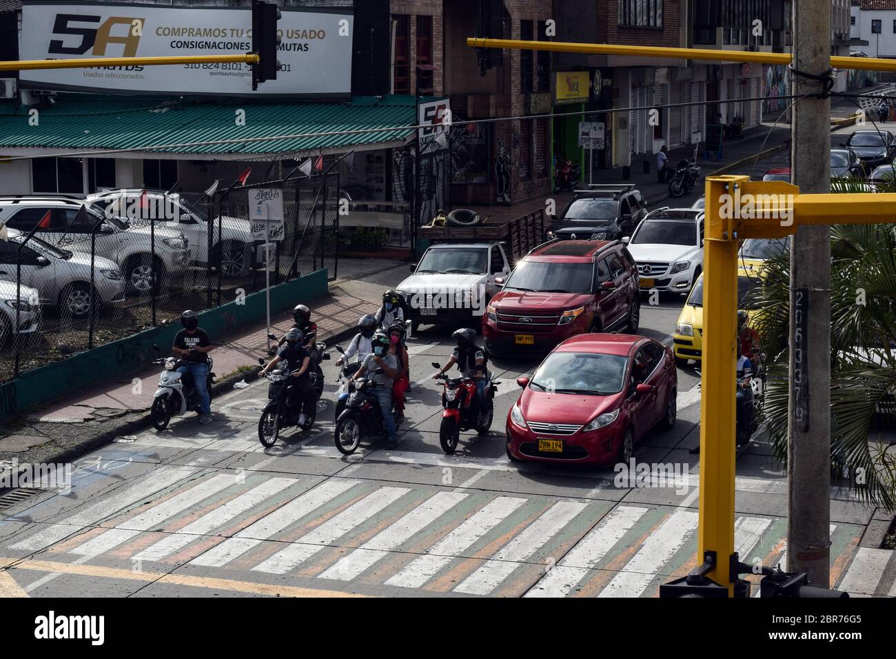 Le trafic normal reprend à Cali pendant l'épidémie de coronavirus en Colombie Banque D'Images