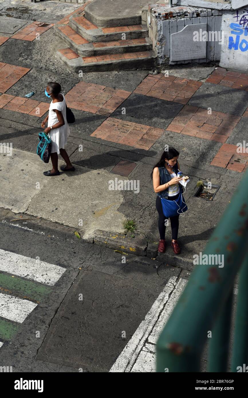 Les gens attendent de traverser la route pendant l'épidémie de coronavirus en Colombie Banque D'Images
