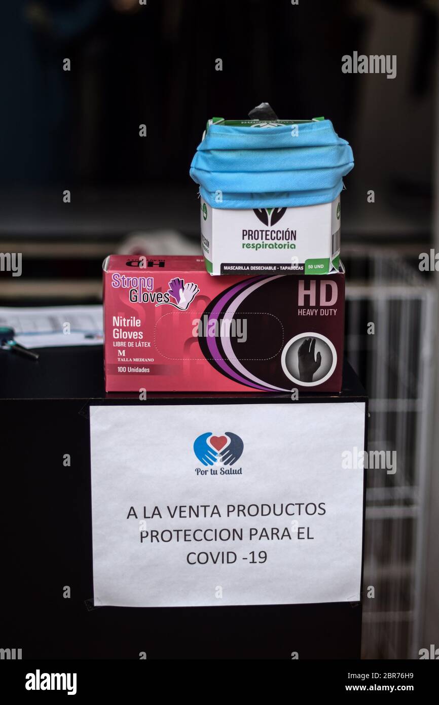 La boutique de mode vend des éléments de protection Covid-19 Banque D'Images