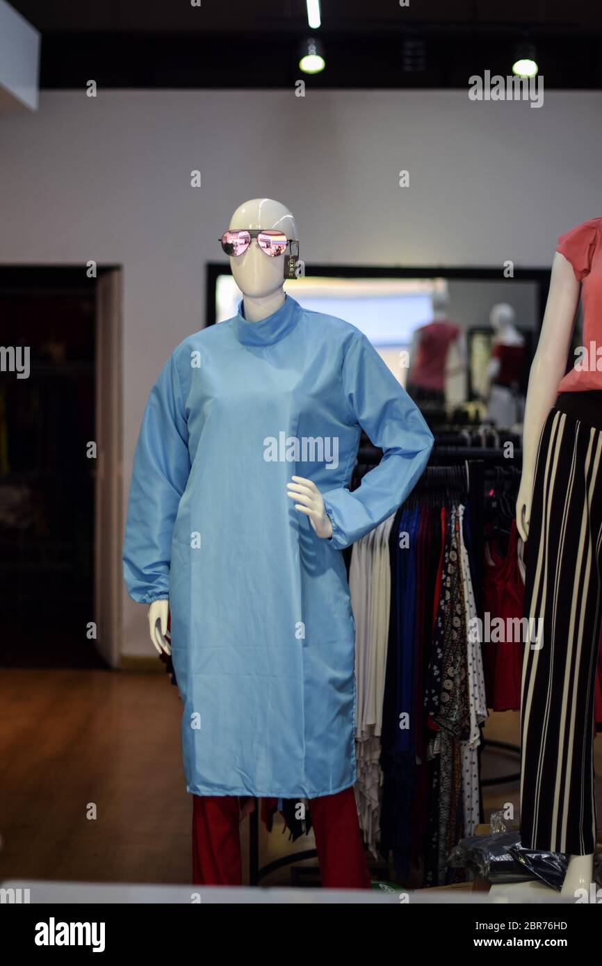 La boutique de mode vend des éléments de protection Covid-19 Banque D'Images