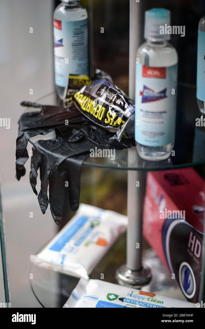 La boutique de mode vend des éléments de protection Covid-19 Banque D'Images