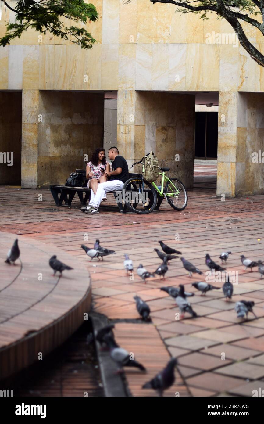 Jeune couple sur la Plaza de la Gobernacion pendant le confinement dû au coronavirus Banque D'Images