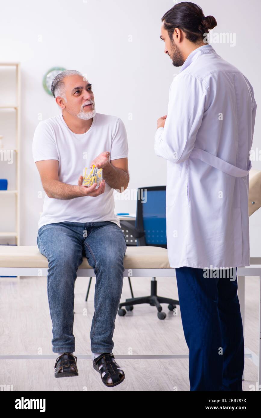 Patient souffrant du diabète médecin traitant Banque D'Images