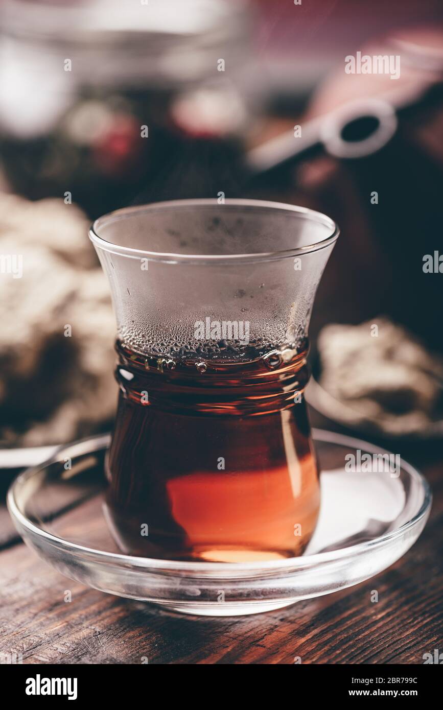 Armudu verre avec le thé noir avec des ustensiles de cuisine sur l'arrière-plan Banque D'Images
