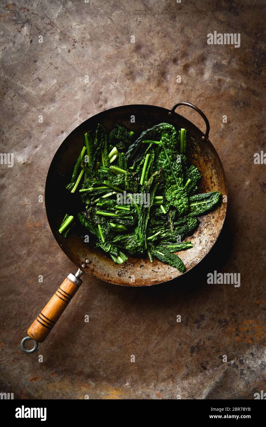 Kale cuit au wok Banque D'Images