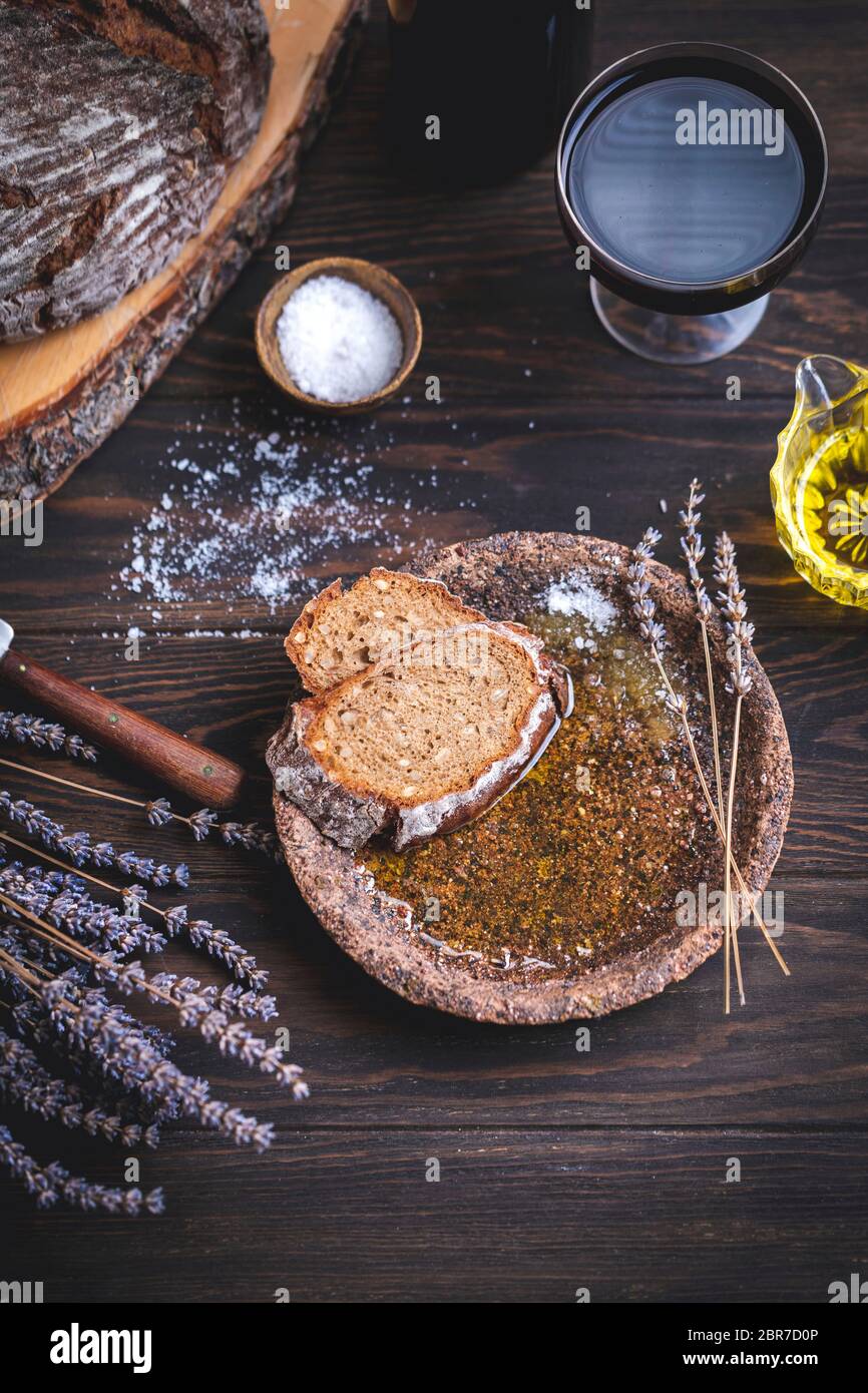 Pain de seigle avec huile d'olive et sel Banque D'Images
