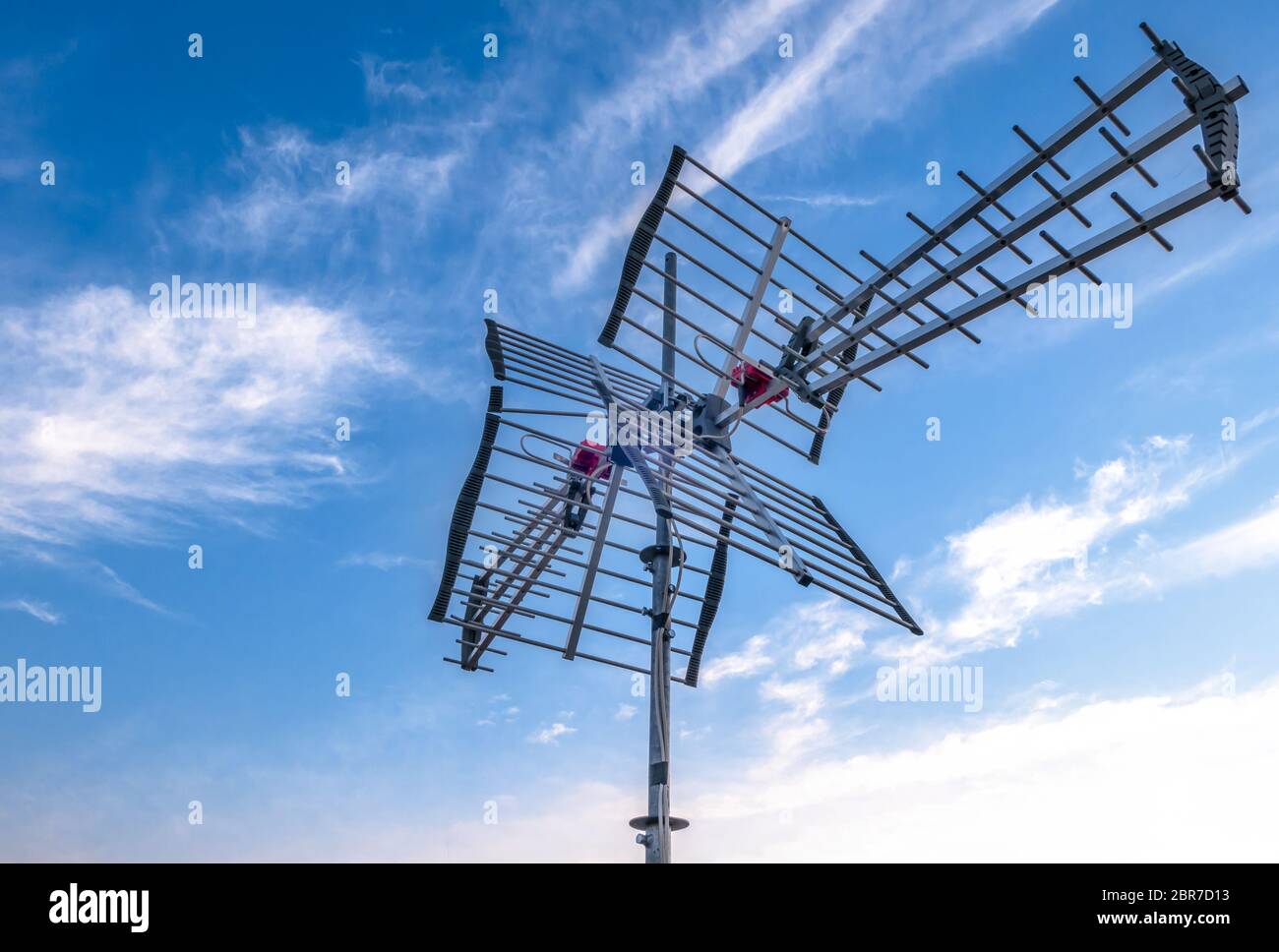 Antenne directionnelle pour la réception de la télévision numérique DVB-T et DVB-T2 contre un ciel bleu Banque D'Images