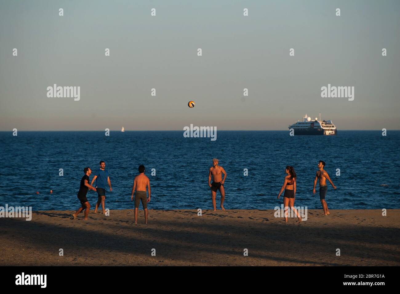 Malaga, Espagne. 20 mai 2020. Les personnes jouant à la plage de Malagueta au coucher du soleil pendant un verrouillage partiel national.l'Espagne passe par un plan de réduction vers une « nouvelle normalité » en assouplissant les mesures qui ont résulté de l'épidémie de COVID-19. Sa phase 1 maintenant qui permet aux gens de visiter leurs familles ne dépassant pas un maximum de 10 personnes, la réouverture des églises, des entreprises, des magasins et des bars ou des restaurants avec leurs terrasses limitées à 50% et de garder une distance de sécurité avec l'utilisation des masques faciaux. Crédit: Jesus Merida/SOPA Images/ZUMA Wire/Alay Live News Banque D'Images