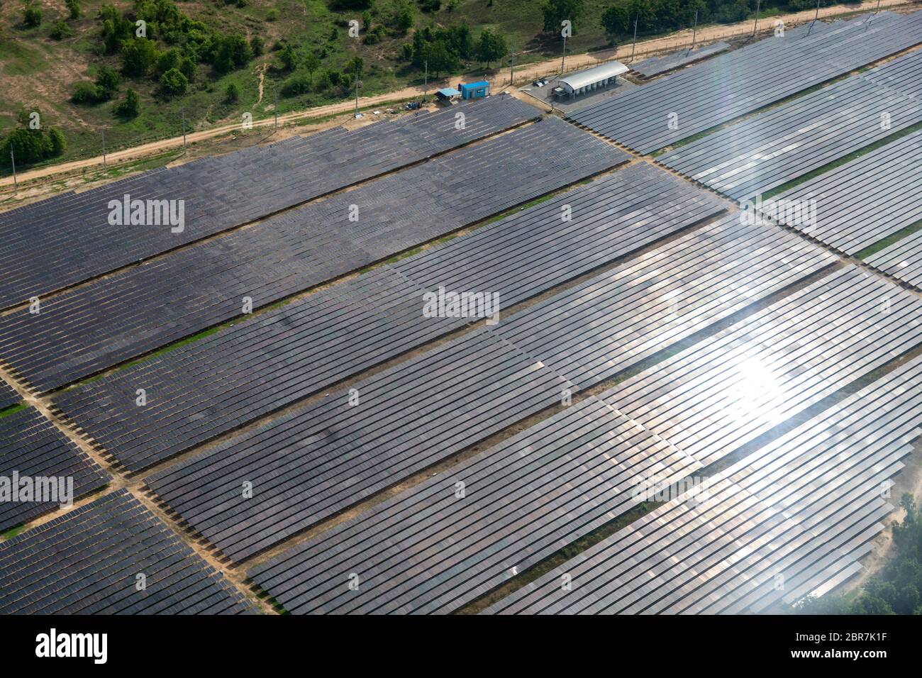 Des photos aériennes de cellules solaires il y a une station dans l'image. Banque D'Images