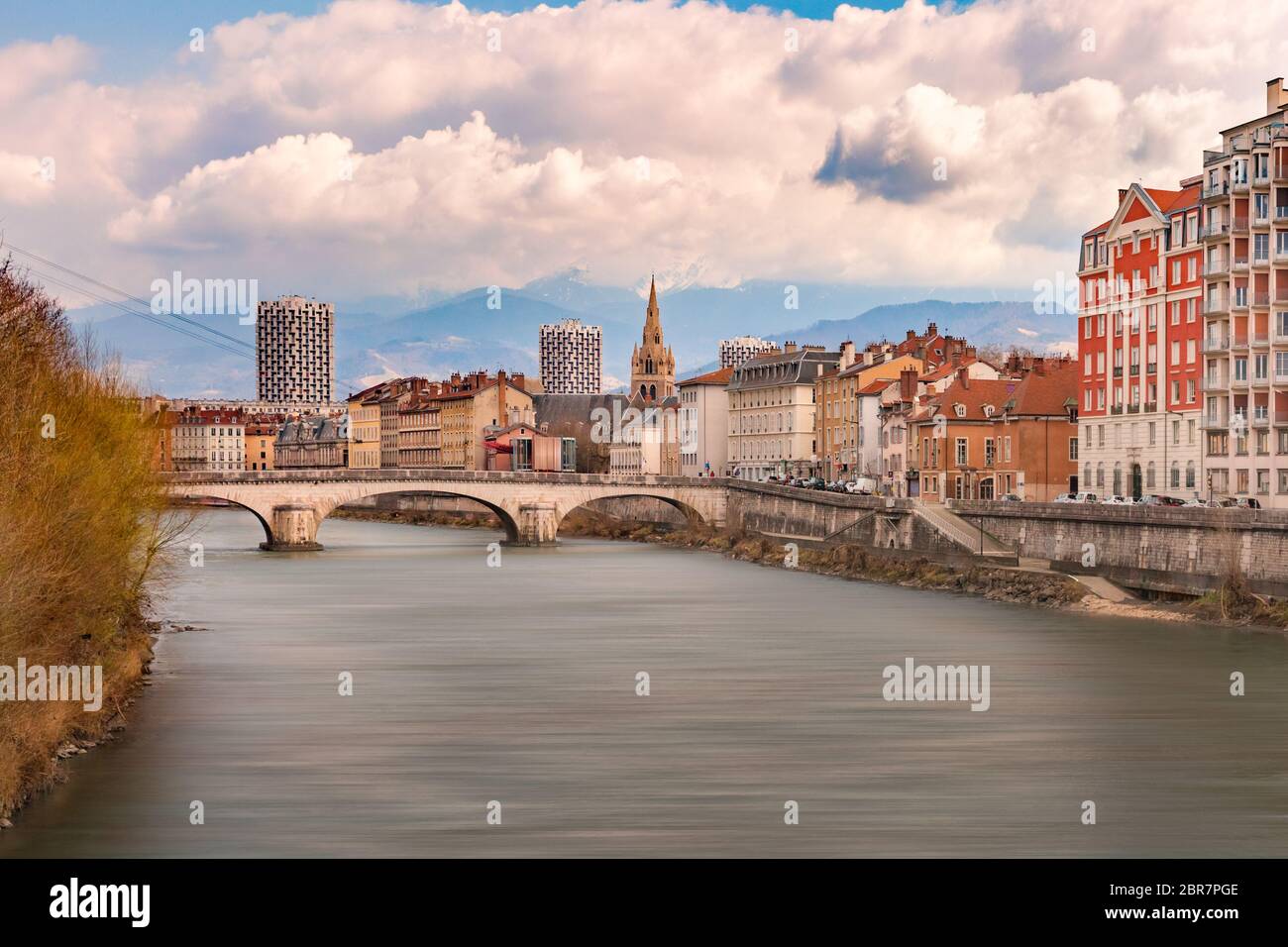 Superbe vue panoramique vue aérienne de les rives de la rivière Isère, pont, les toits et les Alpes françaises sur l'arrière-plan, Grenoble, France Banque D'Images